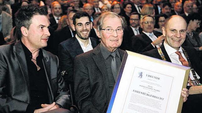 Der neue Singener Ehrenbürger Willi Waibel beim Neujahrsempfang in der Stadthalle, rechts OB Bernd Häusler, der ihm die Auszeichnung ...