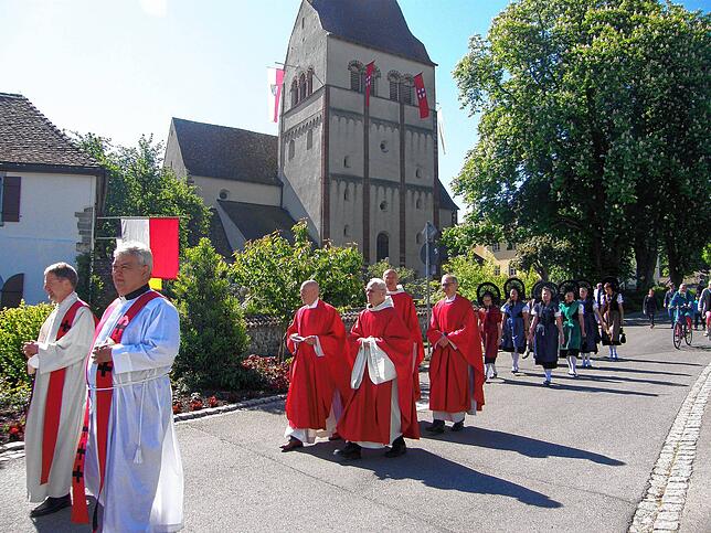 Der Einzug der Geistlichkeit vom Münster in den Gottesdienst im Klostergarten beim Heilig-Blut-Fest 2021.