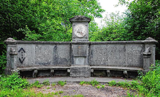 Kennen Sie den &bdquo;Kaiserstuhl&ldquo; im Fürstlich Hohenzollerischen Park in Krauchenwies? Er erinnert an den Besuch von Kaiser ...