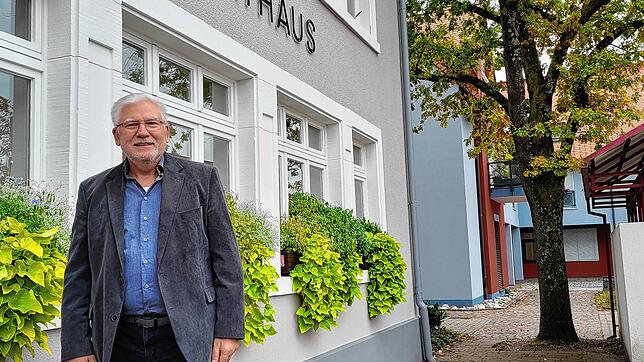Ortsvorsteher und Stadtratsmitglied Fred Thelen vor dem Rathaus im Bad Säckinger Stadtteil Wallbach. Der 75-Jährige stottert seit seiner ...