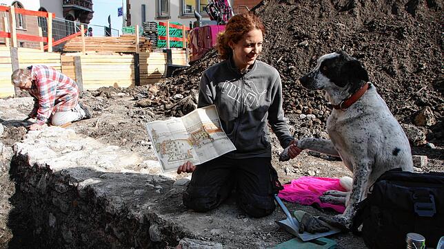 Archäologin Caroline Bleckmann kniet auf der alten Mauer, die auf der Baustelle an der früheren Mädchenschule Zoffingen freigelegt ...