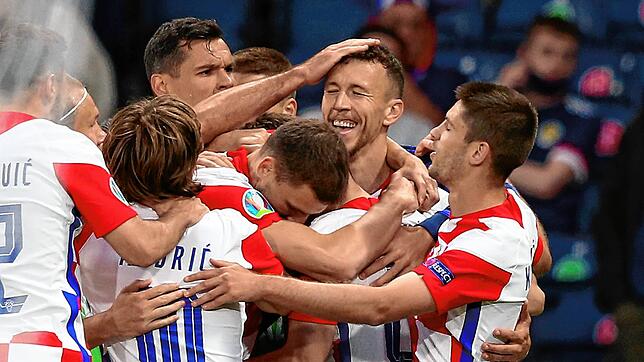 EM, Kroatien &ndash; Schottland, Vorrunde, Gruppe D, 3. Spieltag im Hampden Park Stadion. Kroatiens Ivan Perisic (2.v.r.) feiert mit ...