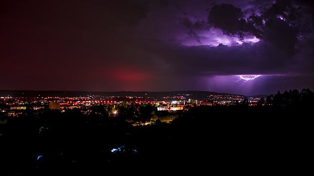 Ein Phänomen, das nicht oft vorkommt: Sommergewitter in Dauerschleife. Von Montag, 5. August, auf Dienstag blitzt und donnert es in ...