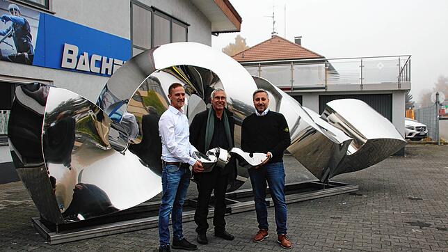 Daniel Futterknecht, Bereichsleiter Abteilung Bau bei Bacher Edelstahl, Künstler Jörg Bach und Firmenchef Mario Bacher vor der riesigen ...