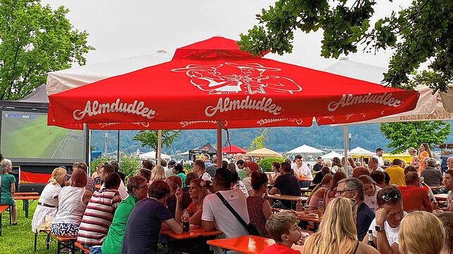 Ohne Fußball ging es auch beim Hafenfest nicht: Auf der Wiese neben dem Zollhaus und an anderen Stellen konnten die ersten ...