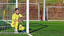 Acht Kisten musste Spielertrainer Sven Benno und der FC Uhldingen beim 2:8 gegen den 1. FC Rielasingen-Arlen II aus dem Netz holen.