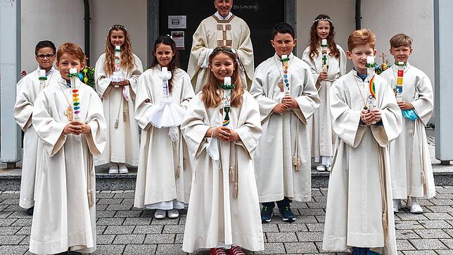Neun Kinder haben, begleitet von Pfarrer Heinz Vogel, in der St.-Ulrich-Kirche in Nenzigen ihre erste heilige Kommunion gefeiert. Im ...