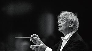 Der frisch gebackene Großvater Mario Venzago leitete das Konzert anstelle seines Sohne Gabriel.