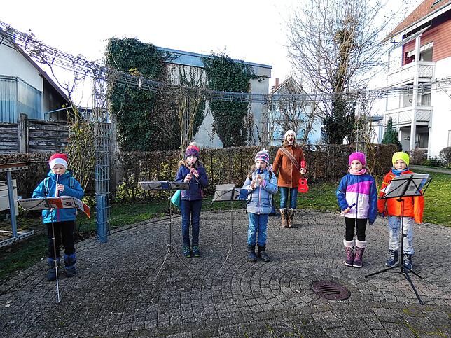 Mit Flötenklängen und Liedern verbreiten die Flötenkinder von Annette Sperling mit ihrem Auftritt weihnachtliche Stimmung &ndash; vor ...