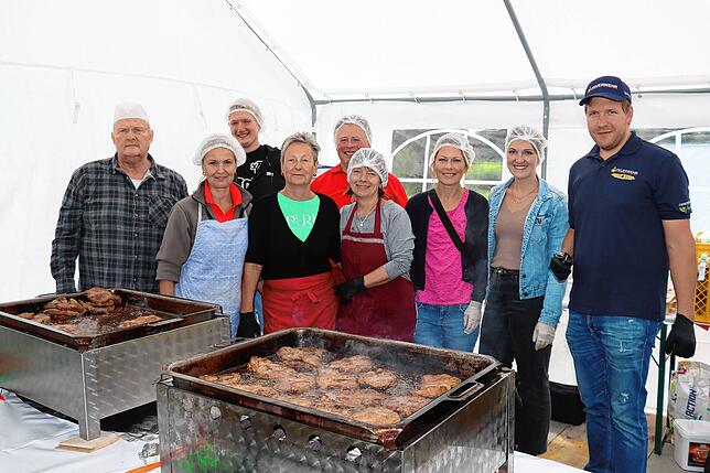 Das Küchenteam ist gefragt (von links): Herbert Lamprecht, Birgit Maser, Michael Lamprecht, Renate Biehl, Andreas Zimmermann, Sandra ...