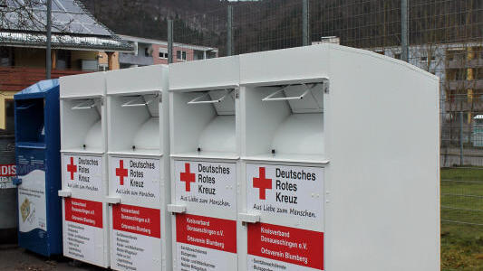 Der Platz um die Altkleider-Container am Blumberger Sportzentrum wurde noch vor den Weihnachtsfeiertagen aufgeräumt, die teils schon ...