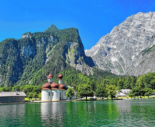 Die Kirche St. Bartholomä am Königssee, im Hintergrund der Watzmann.