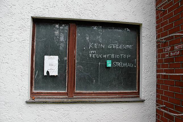 Protest am Bodenseereiter in Druckschrift: &bdquo;Kein Gewerbe im Feuchtbiotop Streuhau!&ldquo;