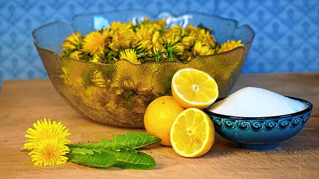 Aus geöffneten Löwenzahnblüten, Zucker, Wasser und Zitrone kann man einen selbstgemachten Brotaufstrich machen.