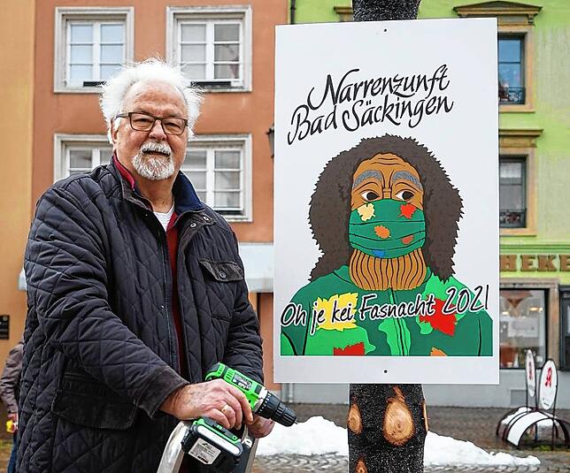Narrenzunft-Archivar Gerhard Rohrer hängt das Schild an den Narrenbaum &ndash; pünktlich um 15 Uhr, wenn eigentlich der Baum gestellt ...