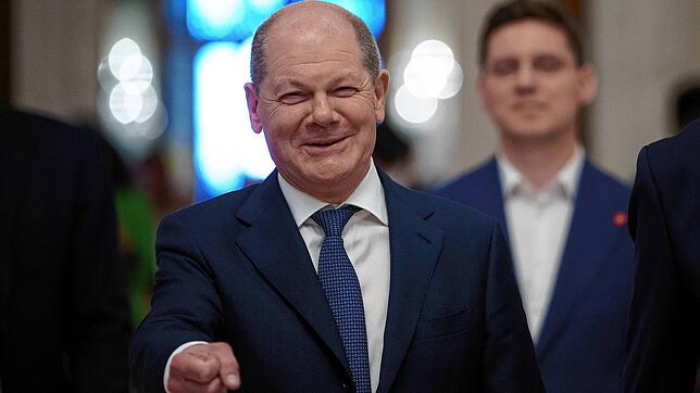 Olaf Scholz (l), Bundeskanzler von Deutschland, hat nun einen Kanal auf Tiktok.