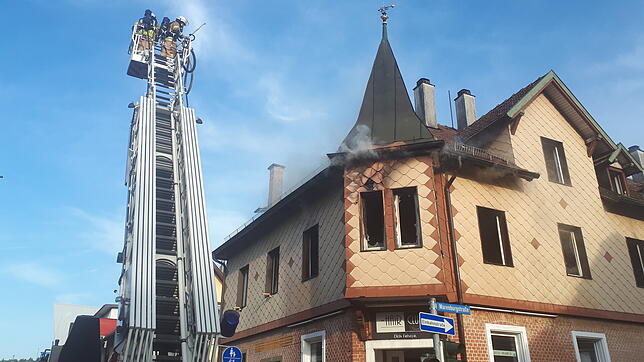 Das alte Weinhaus Schunk brennt.
