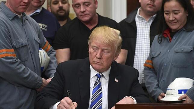US-Präsident Donald Trump unterzeichnet die Proklamation zu Stahl- und Aluminiumimporten.