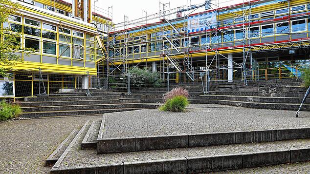 Die Sanierung der Geschwister-Scholl-Schule verschlingt mehr und mehr Geld. Für die Sanierung von Fachräumen werden weitere 2,73 ...