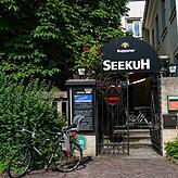 In der „Seekuh“ in der Konstanzer Konzilstraße genießen die Konstanzer Sommerabende unter dem Blätterdach.