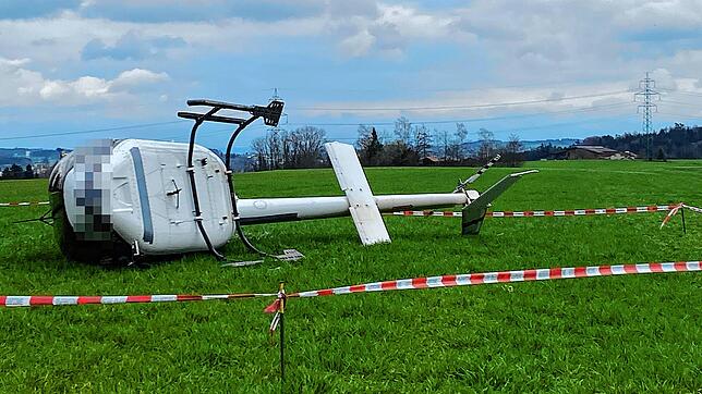 Der umgekippte Helikopter liegt auf einer Wiese südlich von Weinfelden.