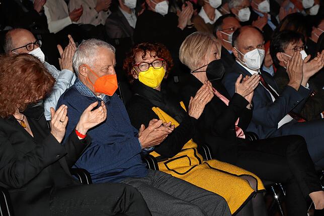 Bei der Eröffnung der Erzählzeit gab es viel Applaus vom Publikum. Im Bild (von links) Monika Bieg, Hubert und Dorothea Wehinger, ...