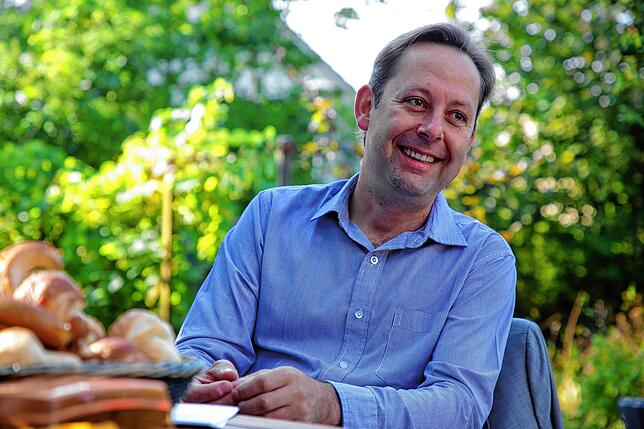 Beim Frühstück auf der Terrasse seines heimischen Gartens erzählt Michael Klinger, wie er in den kommenden acht Jahren die Gemeinde ...