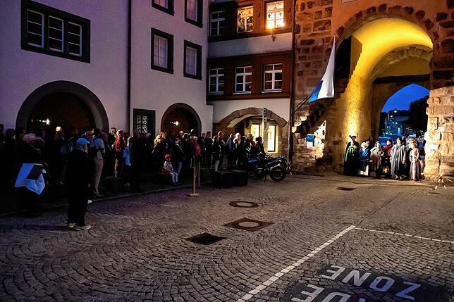 Beim Start von Wächters Runde wird für ein paar Minuten auch die Durchfahrt am Riettor gesperrt, damit dort der Chor wirkungsvoll ...