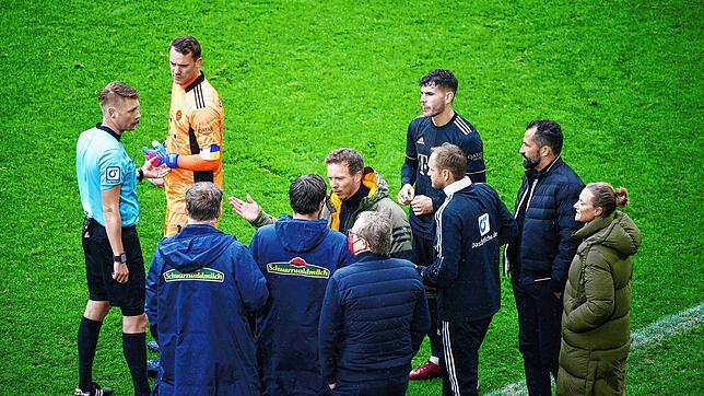 Schiedsrichter Christian Dingert mit dem vierten Offiziellen sowie Spielern und Verantwortlichen des FC Bayern München sowie des SC ...