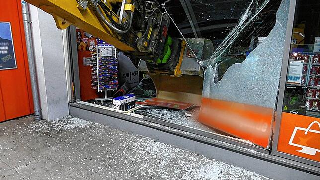 Mit brachialer Gewalt verschafften sich die Täter Zugang zum Expert-Markt. Den Bagger, mit dem sie das Schaufenster zertrümmerten, ...