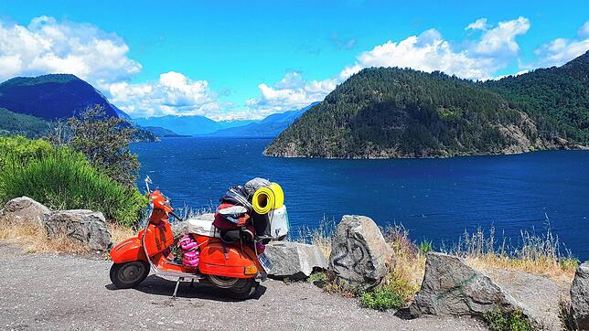 Das Foto entstand in der Provinz Neuquen am nördlichen Rand vor Patagonien, an der Stadtausfahrt von San Martin de Los Andes. Der See ...