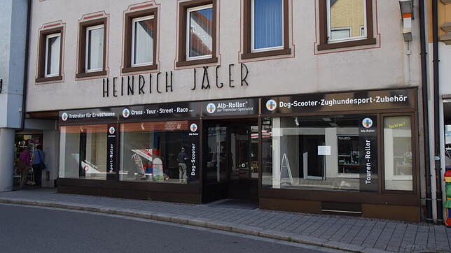 Ein Schild mit "Zu vermieten" hängt im Schaufenster des ehemaligen Spielwaren Jäger in der Hauptstraße. Es gab kurzzeitig verschiedene ...