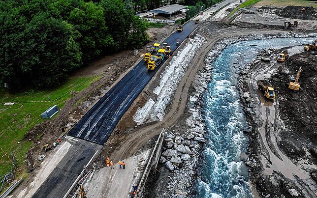 Rechts der Fluss, links die Autobahn: Die alte Ordnung ist an der A13 zumindest teilweise wieder hergestellt.