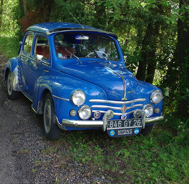 Dieser herrliche Renault 4CV trägt ein klassisches französisches Kennzeichen: drei Zahlen, zwei Buchstaben GY und das Département 26, ...