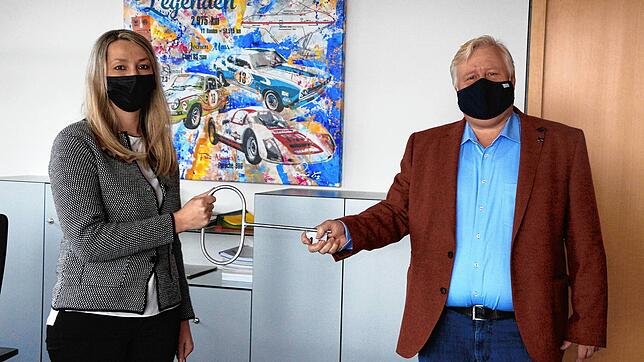 Symbolisch übergab Hans-Jürgen Osswald seiner Nachfolgerin Marina Jung gestern den Rathausschlüssel. Die 38-Jährige trat gestern ihre ...