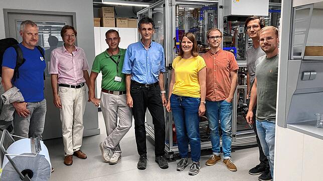 Vertreter der Arbeitsgruppe Energiespeichersysteme mit Frank Allmendinger (zweiter von links) am Innovations- und Forschungs-Centrum ...