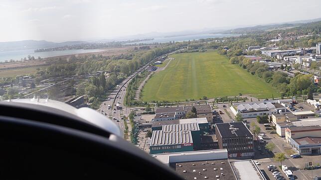 Landeanflug von Südosten: Im Hintergrund ist die Insel Reichenau zu erkennen, rechts neben der Nases des Flugzeug ein teil des ...