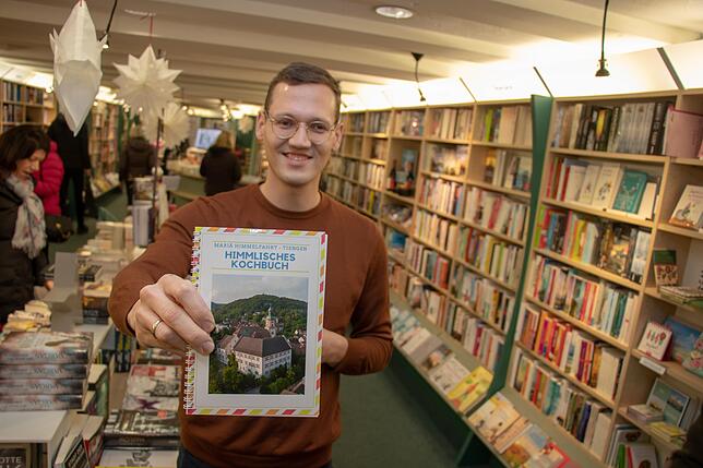 Das Himmlische Kochbuch ist fertig und liegt unter anderem in der Tiengener Buchhandlung Kögel zum Kauf bereit. Projektleiter Magnus ...