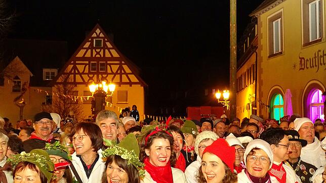 Viel Spaß hatten mehrere Hundert Narren auf dem Marktplatz beim Streckgericht am Donnerstagabend.