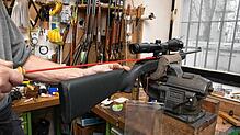 Ein Büchsenmacher reinigt ein R8-Gewehr von Blaser aus dem Allgäu. Wie gelangte das Scharfschützengewehr nach Russland?
