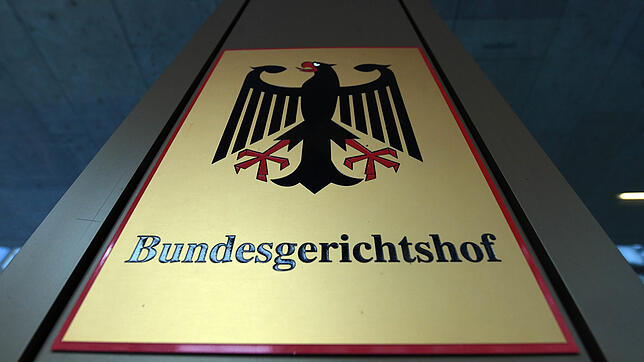 Ein Hinweisschild mit Bundesadler und Schriftzug «Bundesgerichtshof», aufgenommen beim Bundesgerichtshof (BGH).