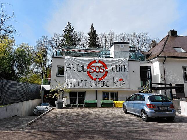 An der Kindertageseinrichtung Kikripp hängt seit Anfang Mai ein großes Protestplakat.