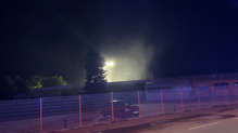 Schon von Weitem war die Einsatzstelle in einem Recyclingbetrieb am Freitagabend, 29. August, zu sehen.