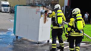 Die Feuerwehr löscht am Donnerstag auf dem Werksgelände der Firma Tegos im Alno-Park in Pfullendorf eine brennende Absauganlage.