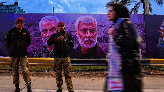 Eine Frau geht an einem Plakat vorbei, das Ghassem Soleimani (l), General der iranischen Al-Kuds-Brigaden, und Abu Mahdi al-Muhandis, ...