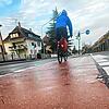 Blitzeis zur morgendlichen Hauptverkehrszeit. Erst nach Stunden waren die wichtigsten Straßen und Radwege, hier an der Allmannsdorfer ...