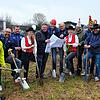 Vertreter zahlreicher Vereine treffen sich zum Spatenstich für eine neue Halle, die sie sich sehnlich wünschen: Sven Volk (DRK), Thomas ...
