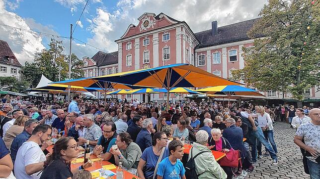 In den zurückliegenden Jahren fanden stets zahlreiche Gäste den Weg zum Schlossplatz nach Meersburg, um sich von den edlen Tröpfchen ...
