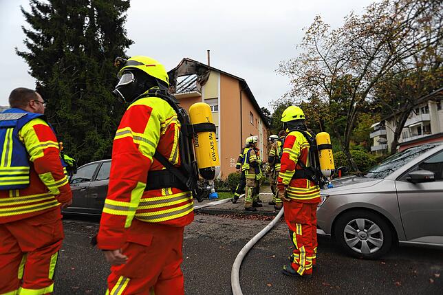 Atemschutzträger bereiten sich auf den Einsatz vor.
