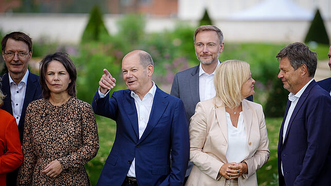 Bundeskanzler Olaf Scholz und seine Regierungskollegen nutzen Visagisten und Friseure, um bei Terminen besser auszusehen.